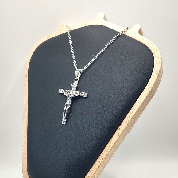 925 Sterling Silver Necklace INRI Jesus Crucifix Cross Valentines Birthday Gift - Picture 3 of 6